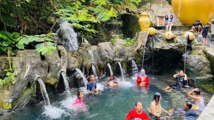 Kolam air panas Pancuran 13 Wisata Guci, Tegal,