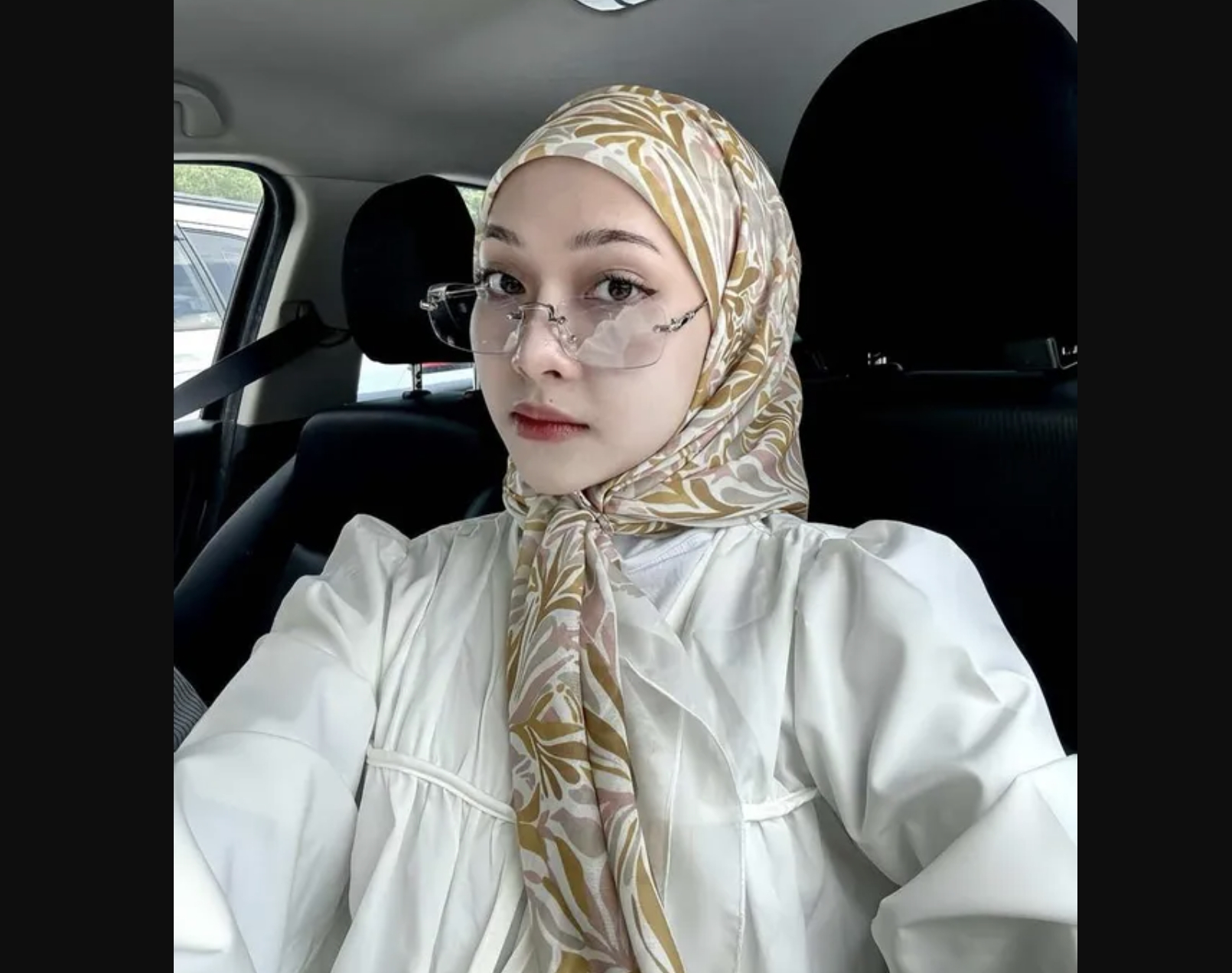 Potret Aya Aliyah Balqis tersenyum dengan gaya hijab modern