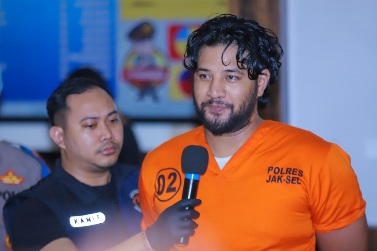 Ammar Zoni sedang menggunakan baju atau pakaian tahanan sel dan sedang di wawancarai wartaawan