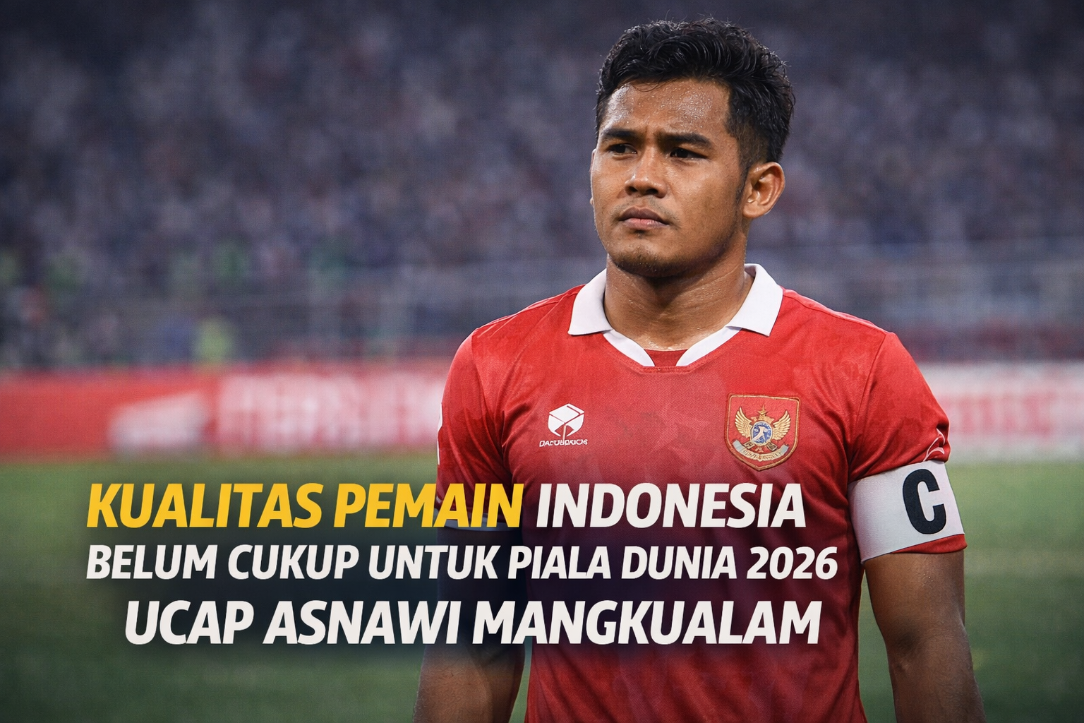 Asnawi Mangkualam, kapten Timnas Indonesia, berdiri di lapangan dengan ekspresi serius saat pertandingan, mengenakan jersey merah dan ban kapten, terkait pernyataannya tentang kualitas pemain Indonesia menuju Piala Dunia 2026.
