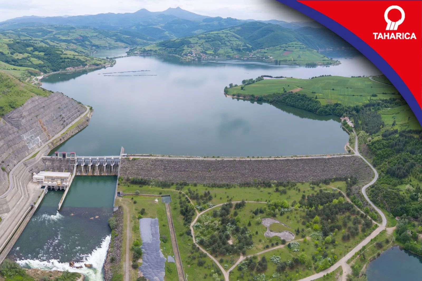 Pemandangan landscape Bendungan Riam Kiwa di Kalimantan Selatan yang sedang dalam tahap pembangunan sebagai proyek strategis Menteri PUPR untuk pengendalian banjir dan penyediaan air.