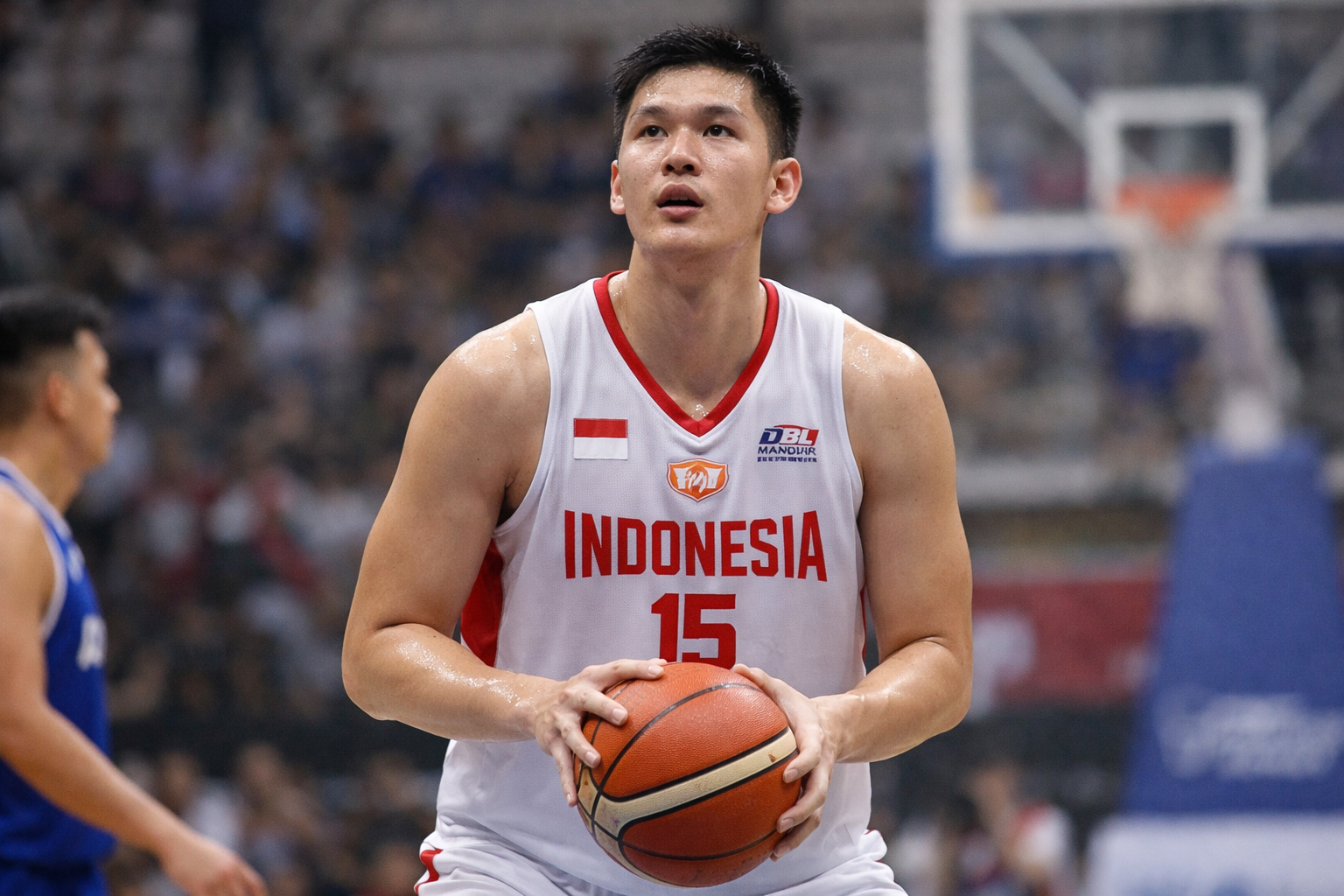 Vincent Kosasih, atlet basket Indonesia tahun 2017, bersiap melakukan lemparan bebas di arena pertandingan dengan jersey tim nasional