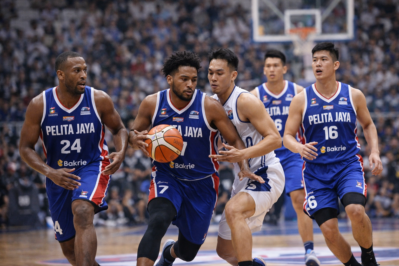 Pemain Pelita Jaya Bakrie bertanding di liga basket Indonesia, menunjukkan permainan cepat dan solid di depan penonton